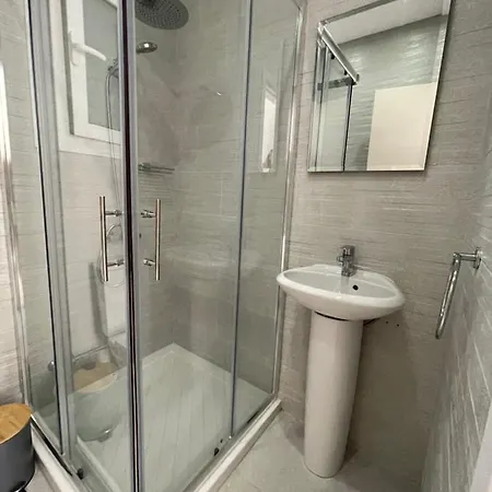 Lovely 2-bedroom Apartment, Newly Renovated 아파트 *