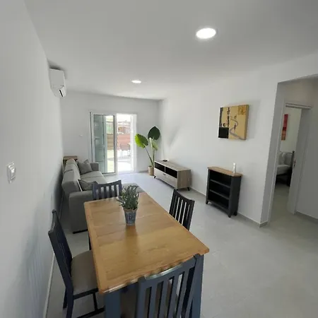 Lovely 2-bedroom Apartment, Newly Renovated 아파트 파포스