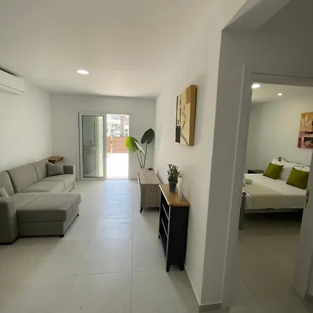 Lovely 2-bedroom Apartment, Newly Renovated *