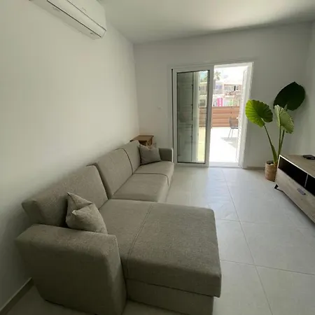 Lovely 2-bedroom Apartment, Newly Renovated * 파포스