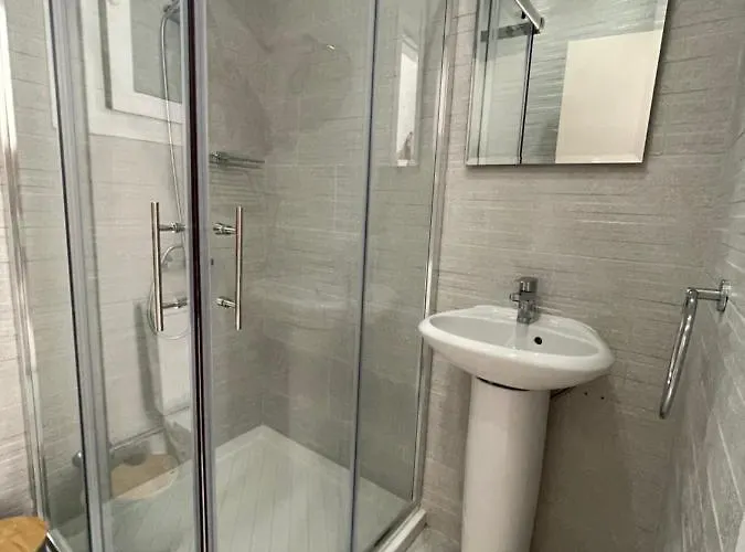 Lovely 2-bedroom Apartment, Newly Renovated 아파트 *