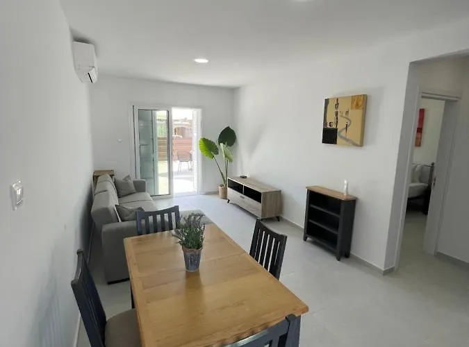 Lovely 2-bedroom Apartment, Newly Renovated Daire Pafos