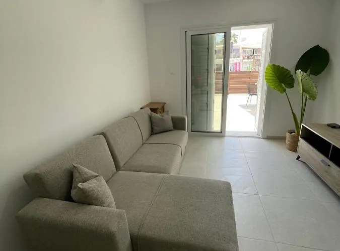 Lovely 2-bedroom Apartment, Newly Renovated * 파포스