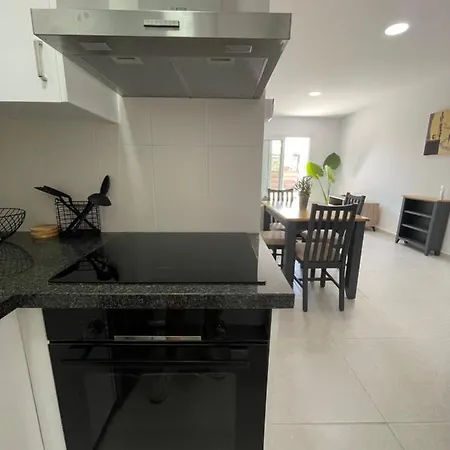 Lovely 2-bedroom Apartment, Newly Renovated * بافوس