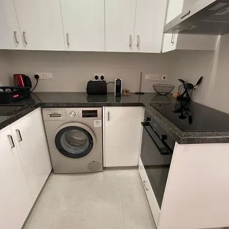 Lovely 2-bedroom Apartment, Newly Renovated بافوس