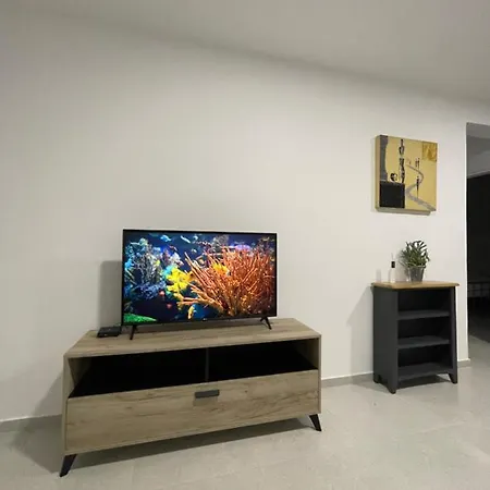 Lovely 2-bedroom Apartment, Newly Renovated Appartement