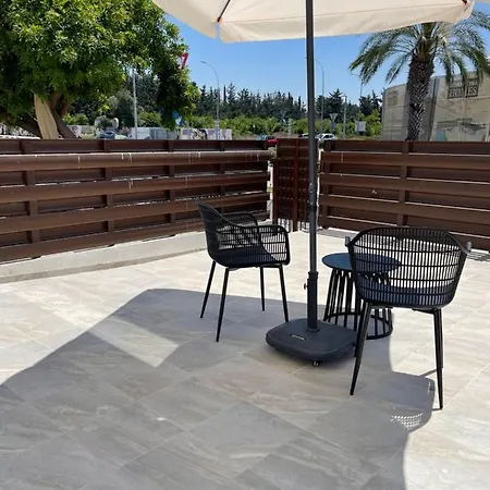 Lovely 2-bedroom Apartment, Newly Renovated *