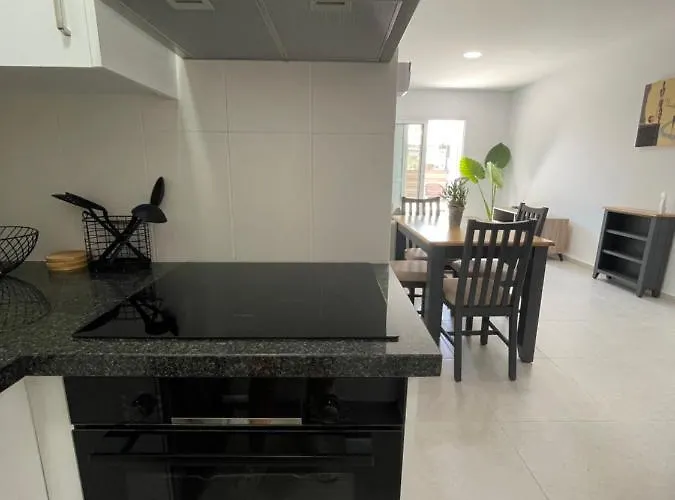 Lovely 2-bedroom Apartment, Newly Renovated * פאפוס