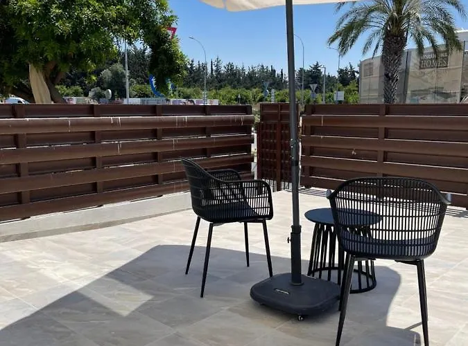 Lovely 2-bedroom Apartment, Newly Renovated דירה פאפוס