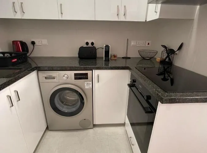 Lovely 2-bedroom Apartment, Newly Renovated פאפוס