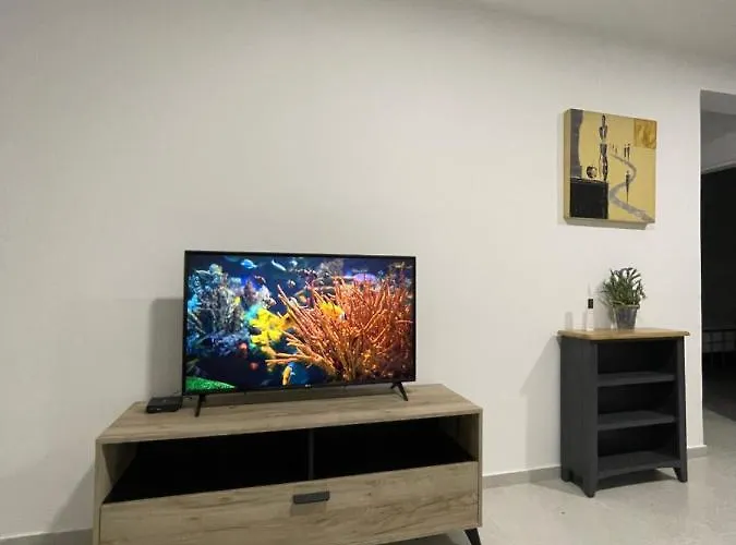 Lovely 2-bedroom Apartment, Newly Renovated דירה